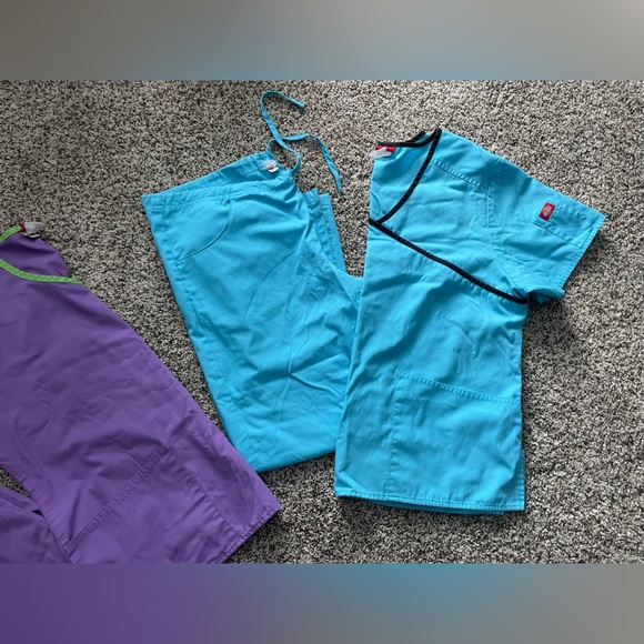 Dickies scrub set. 2 sets size small - Picture 9 of 9